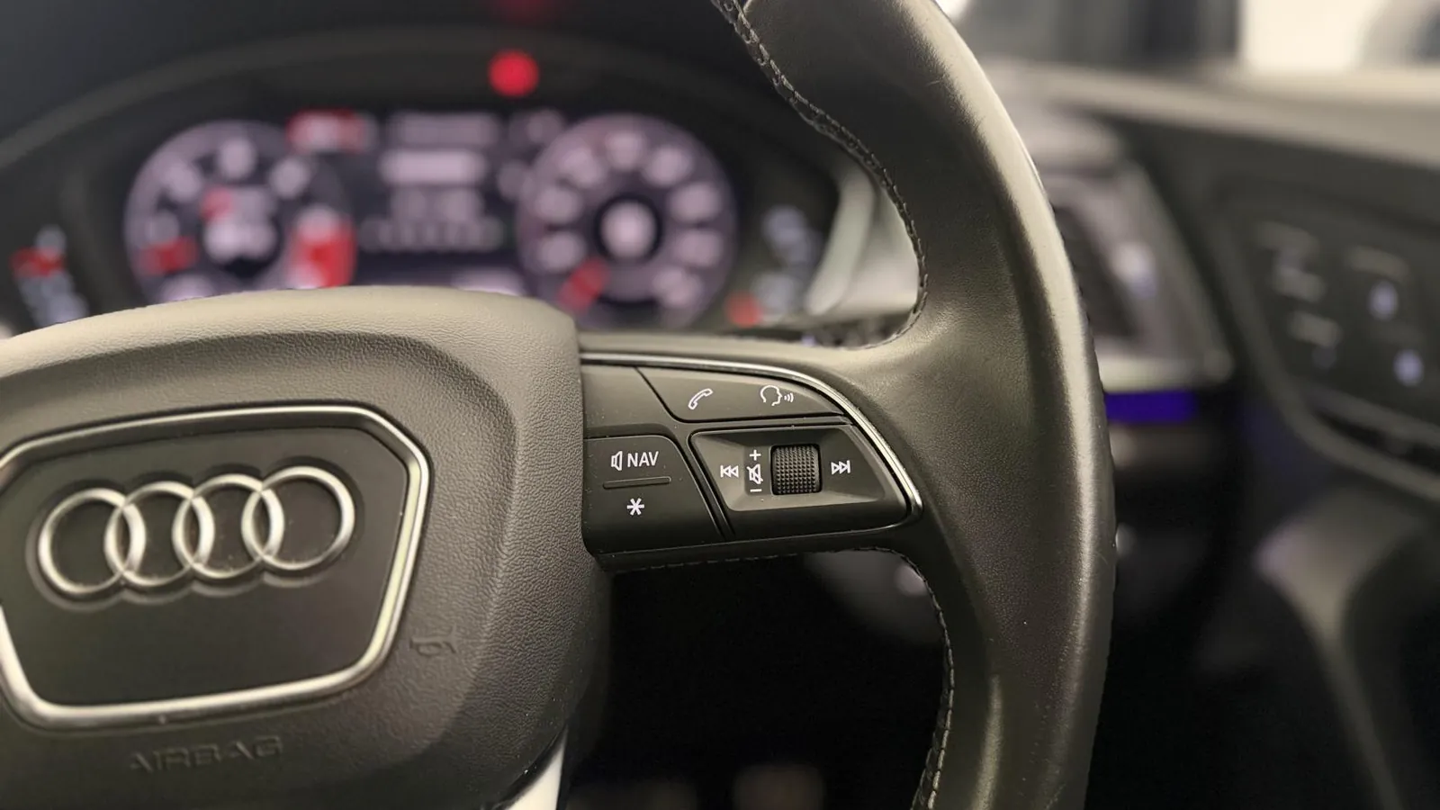 2020 Audi SQ5 — photograph 17 of 50