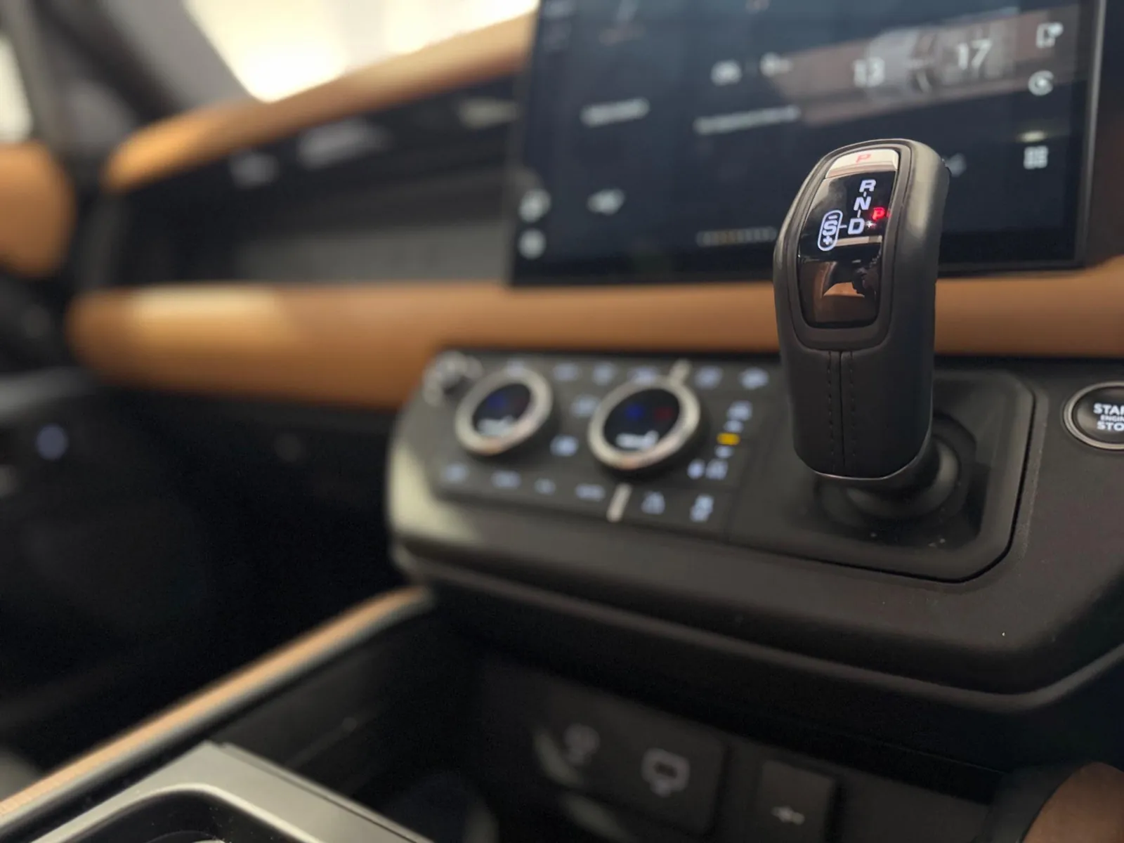 2023 Land Rover Defender 110 — photograph 12 of 52