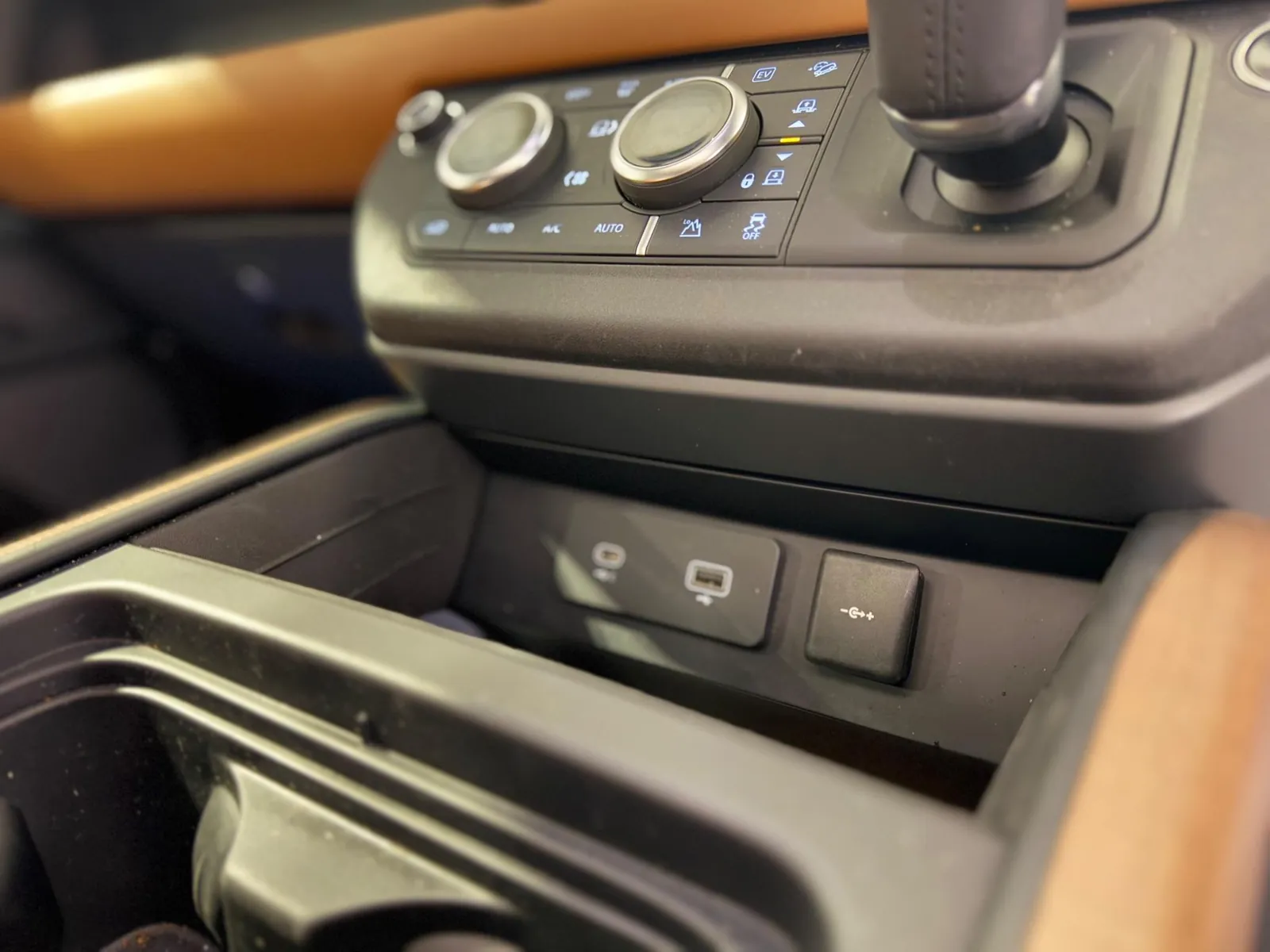 2023 Land Rover Defender 110 — photograph 13 of 52