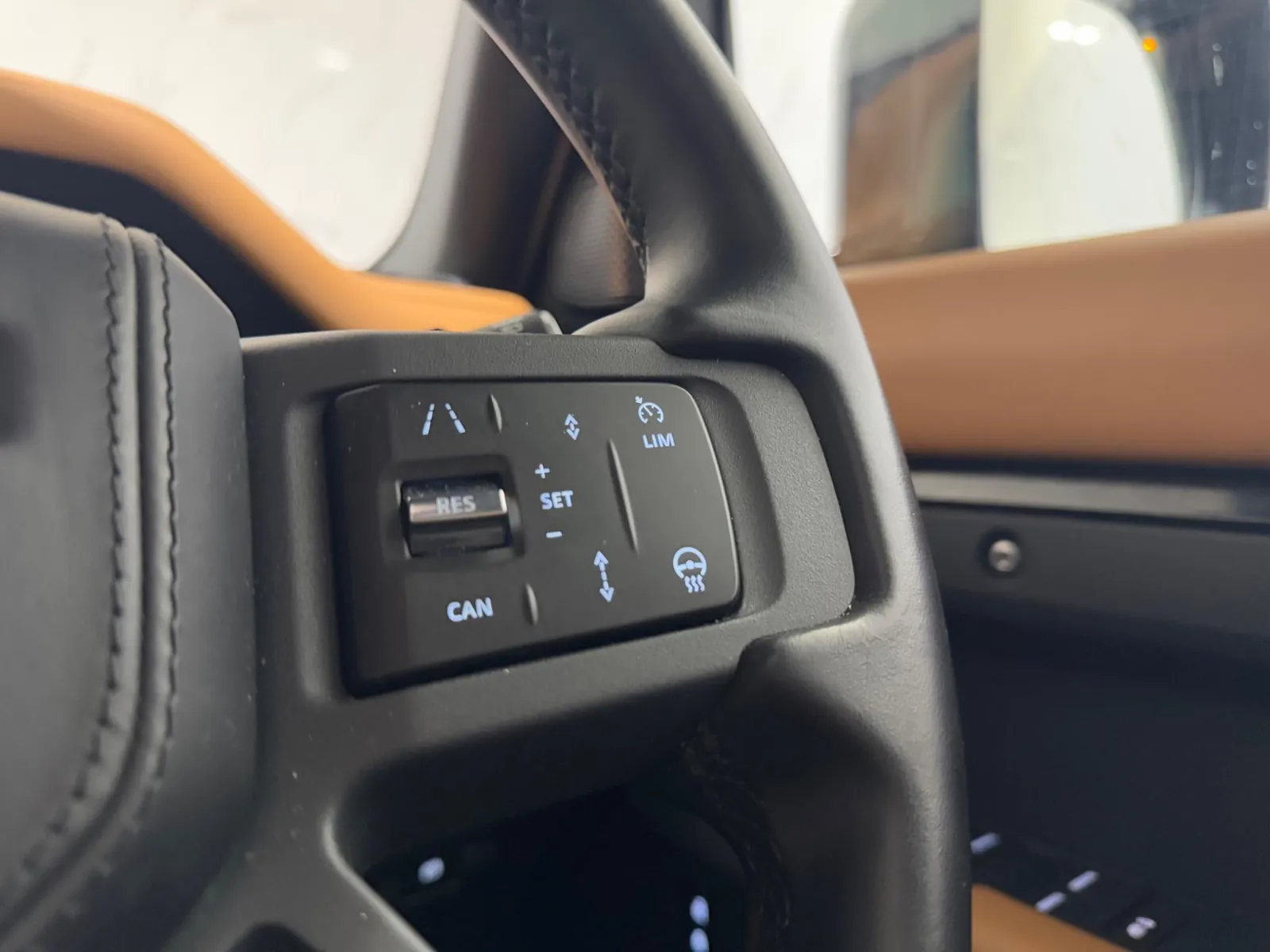 2023 Land Rover Defender 110 — photograph 18 of 52