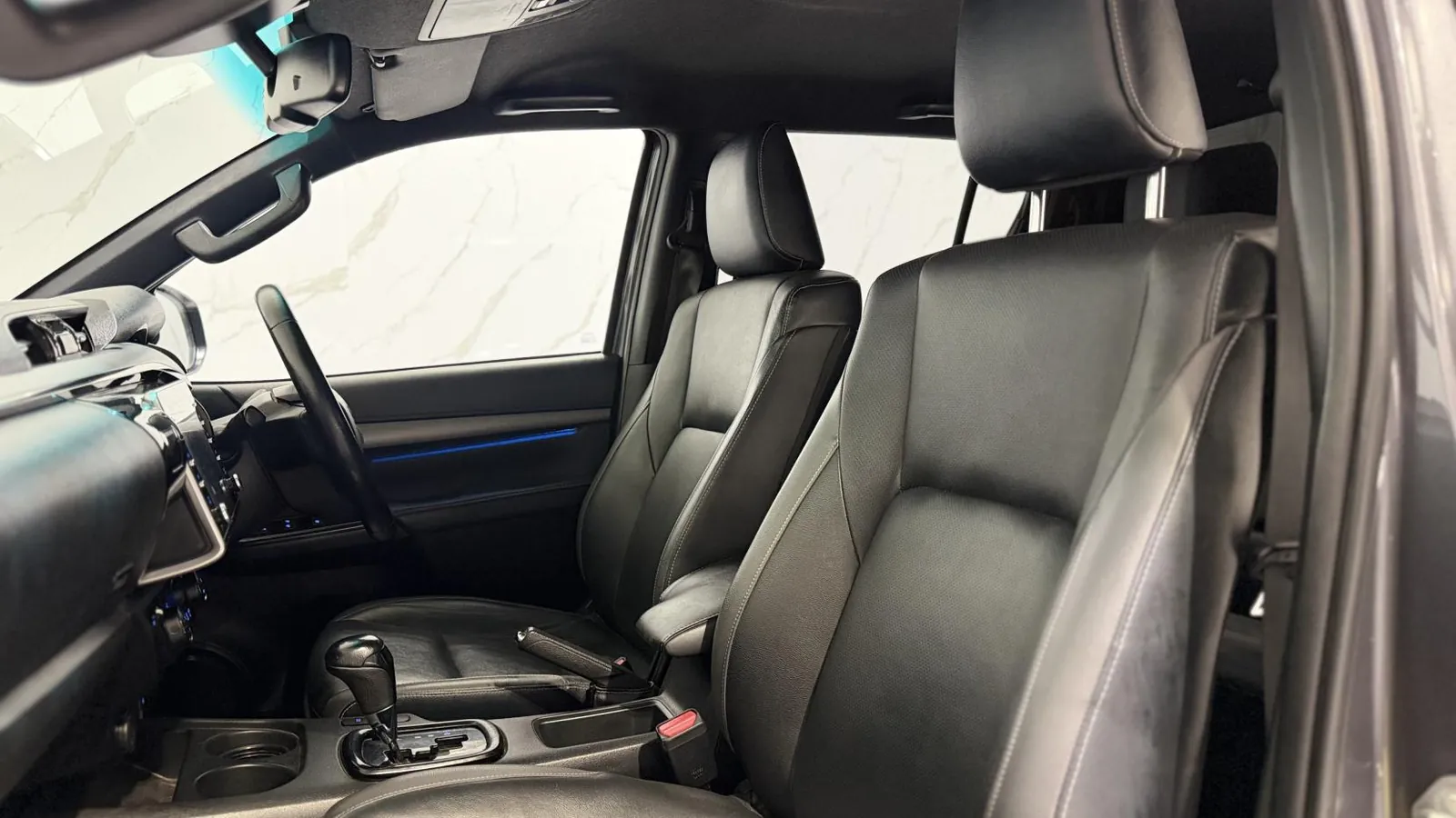 2023 Toyota Hilux — photograph 11 of 51