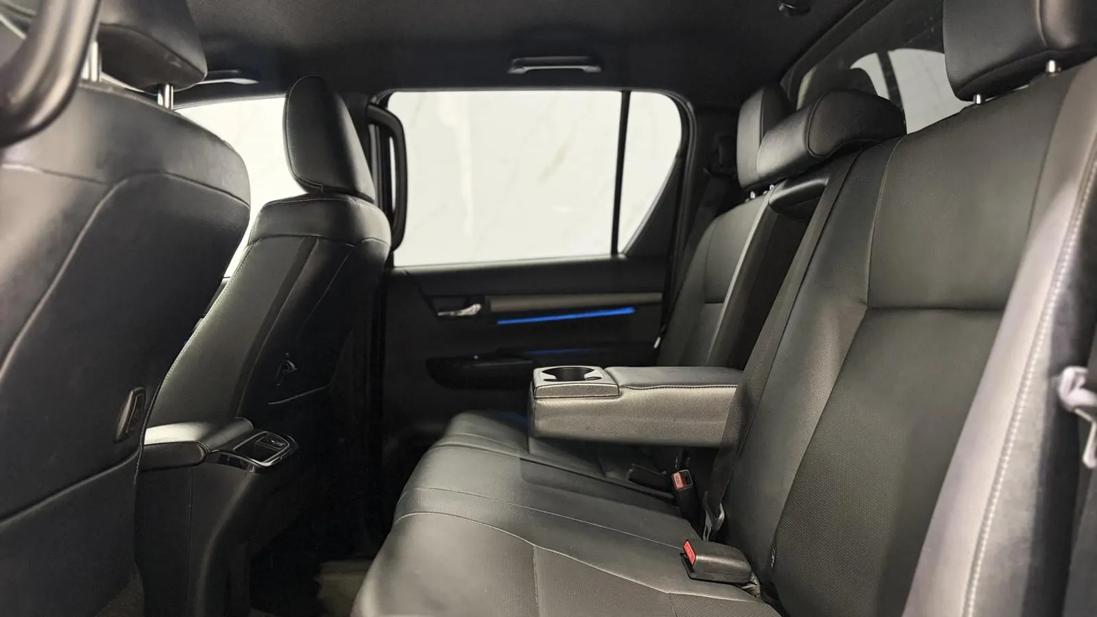 2023 Toyota Hilux — photograph 12 of 51