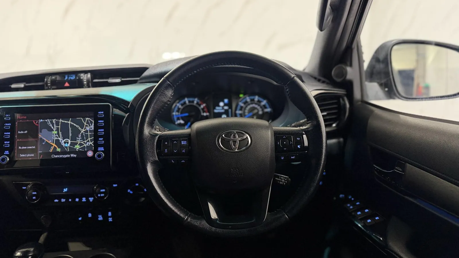 2023 Toyota Hilux — photograph 18 of 51