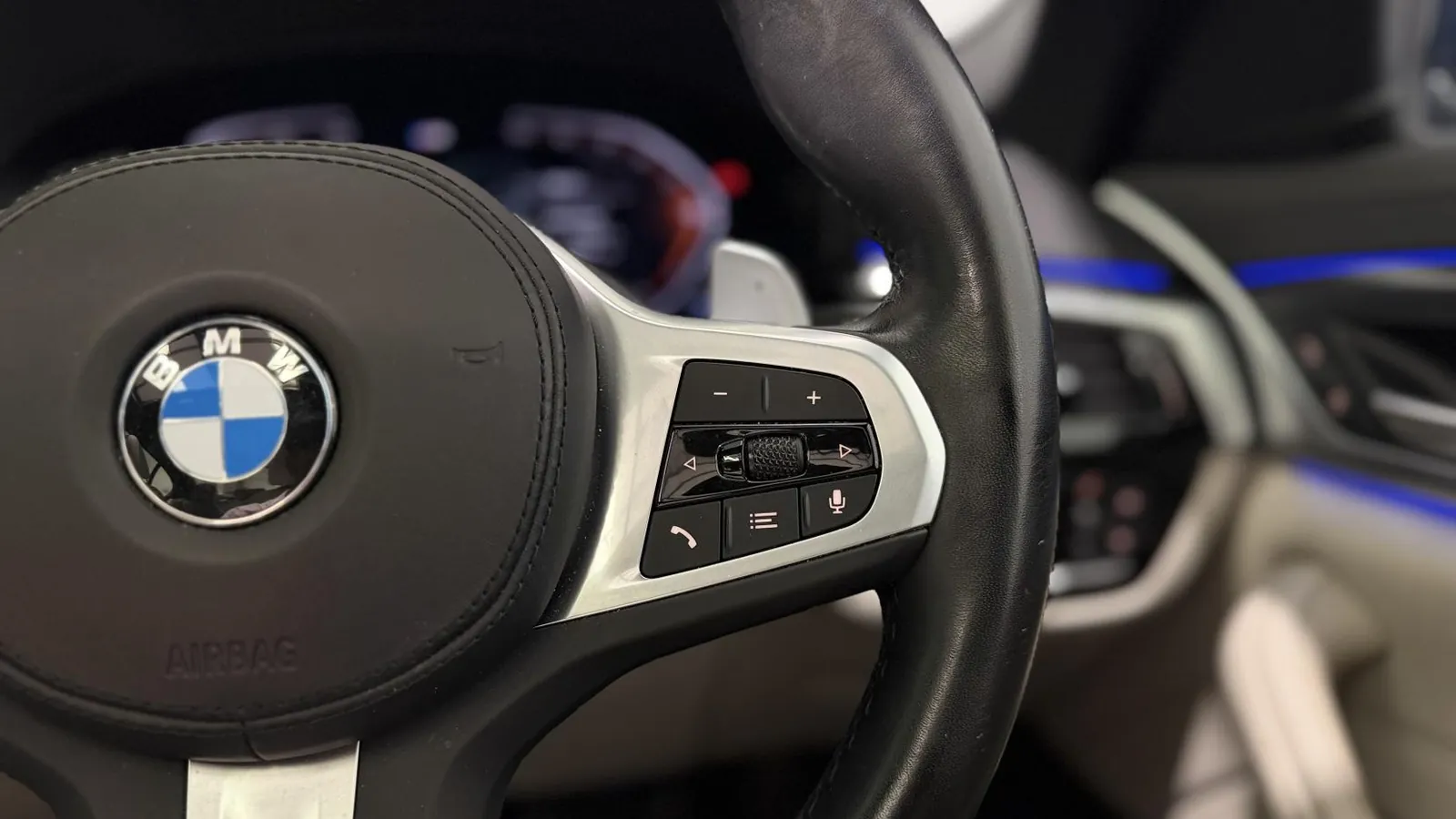 2022 BMW 5 Series — photograph 16 of 49