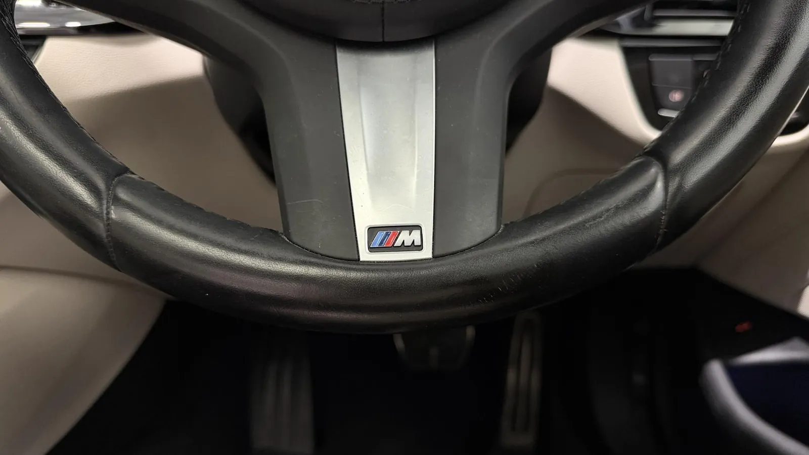 2022 BMW 5 Series — photograph 17 of 49
