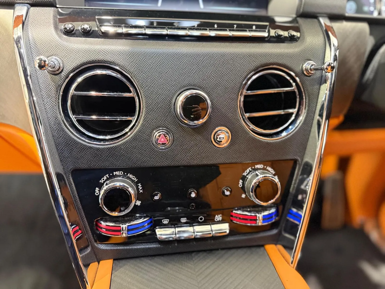 2023 Rolls-Royce Cullinan — Centre console air vents and control dials