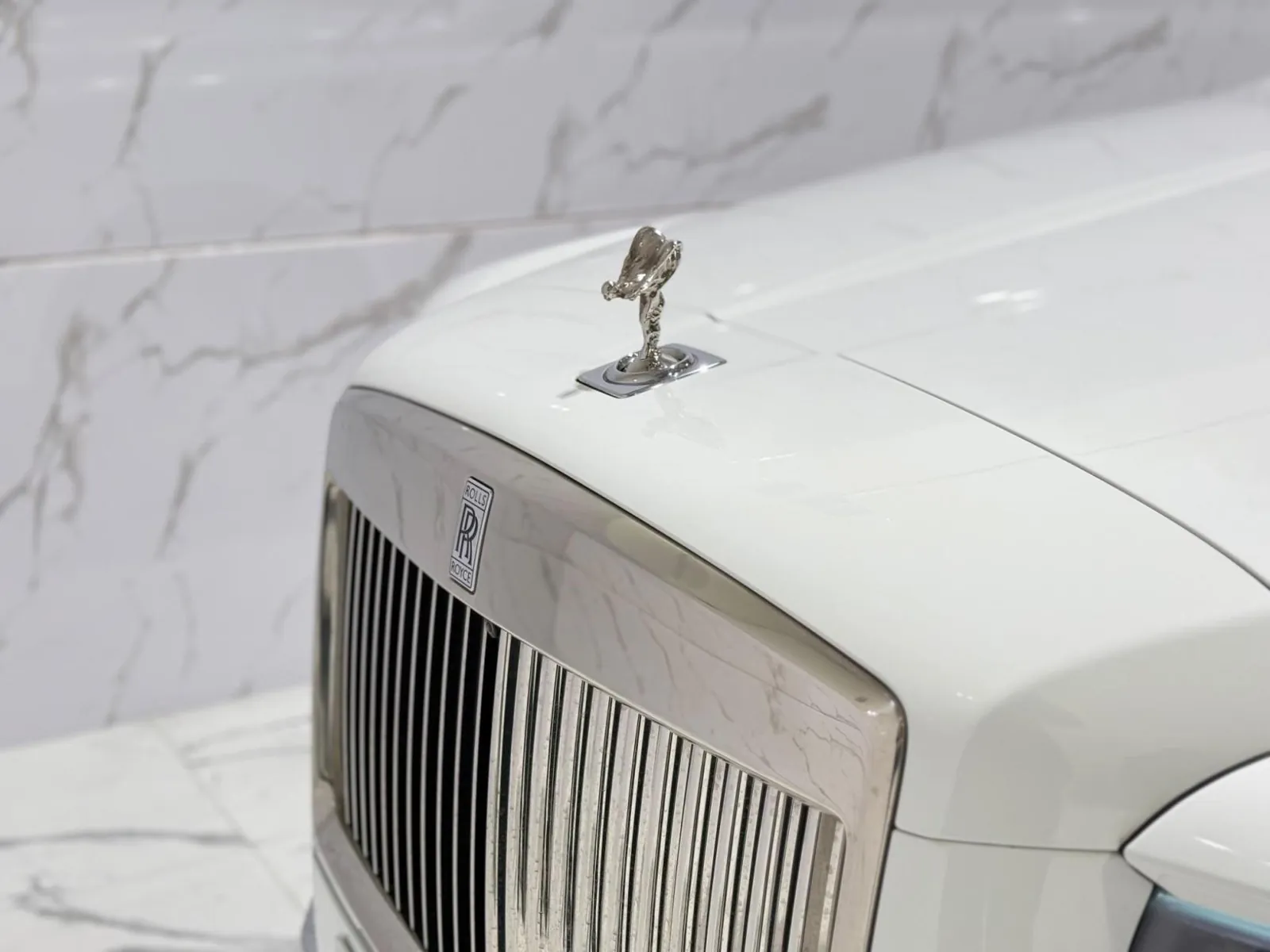2023 Rolls-Royce Cullinan — Bonnet, grille and mascot from the side