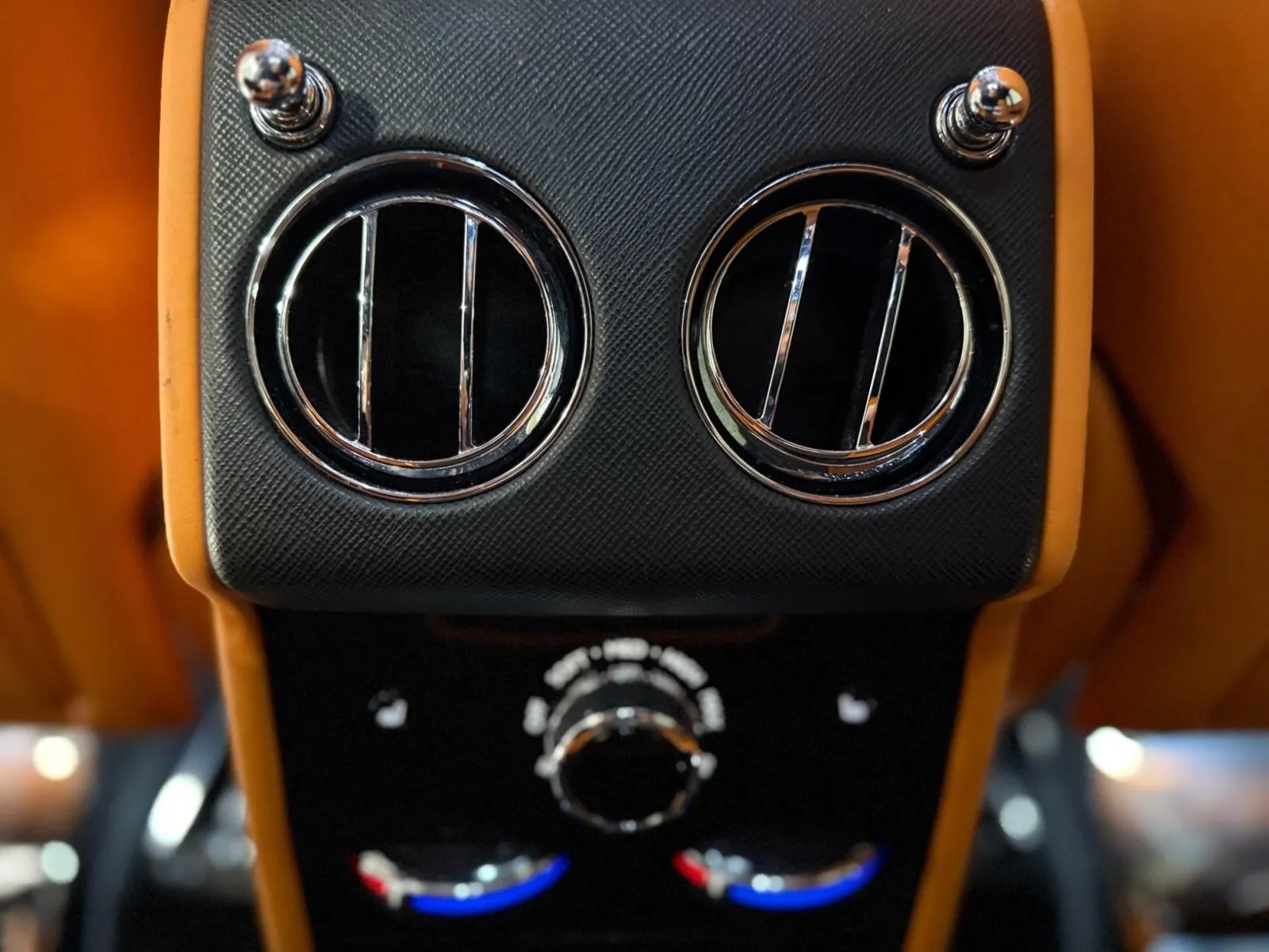 2023 Rolls-Royce Cullinan — Rear centre console vents and controls