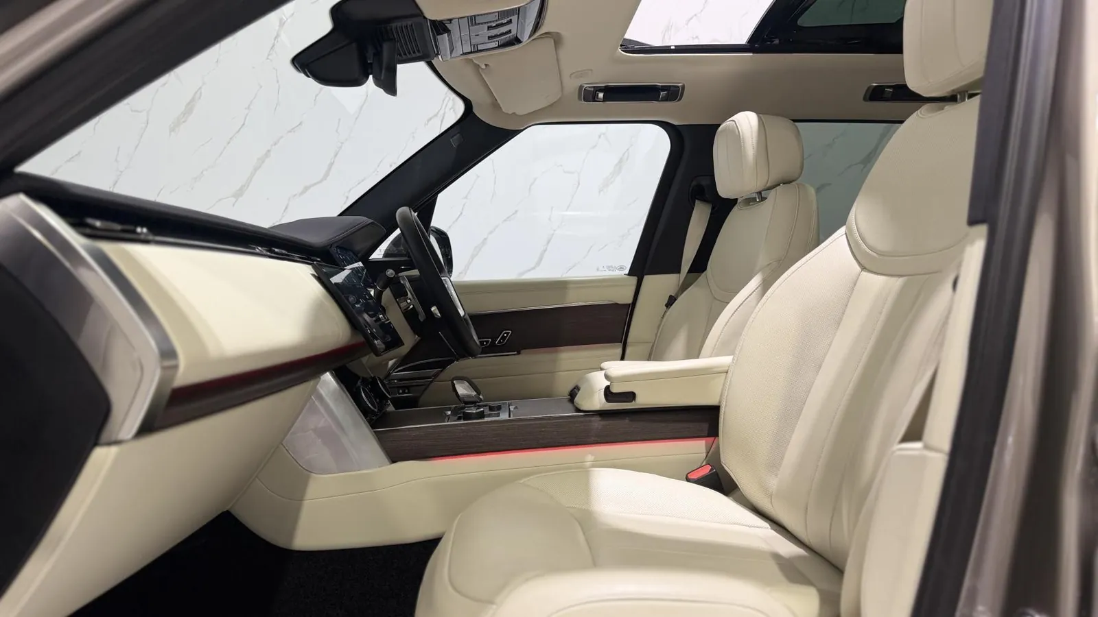 2023 Land Rover Range Rover — photograph 11 of 52