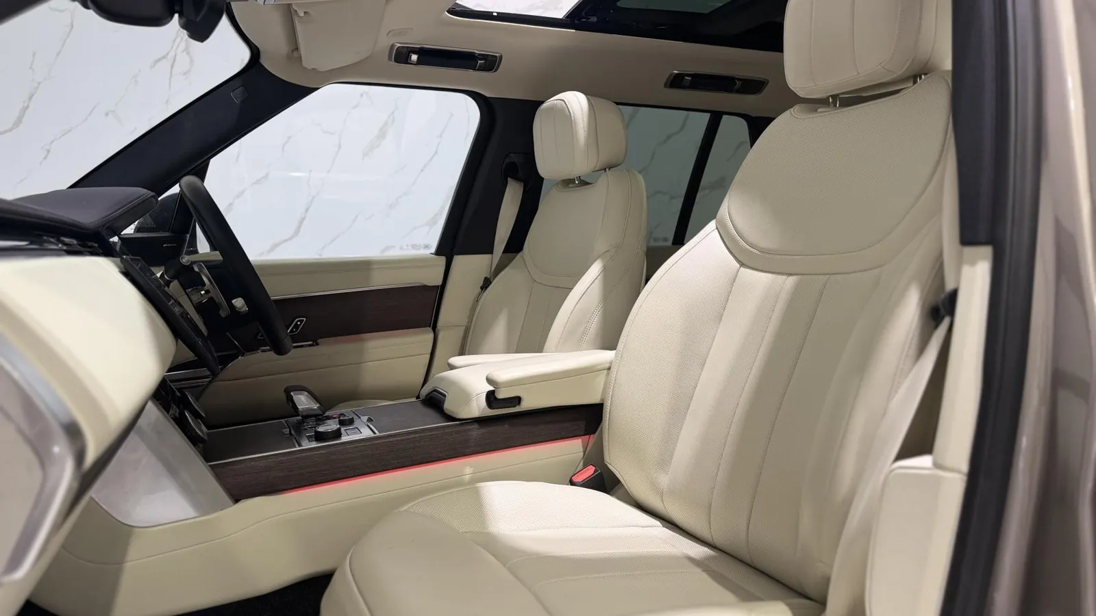 2023 Land Rover Range Rover — photograph 12 of 52