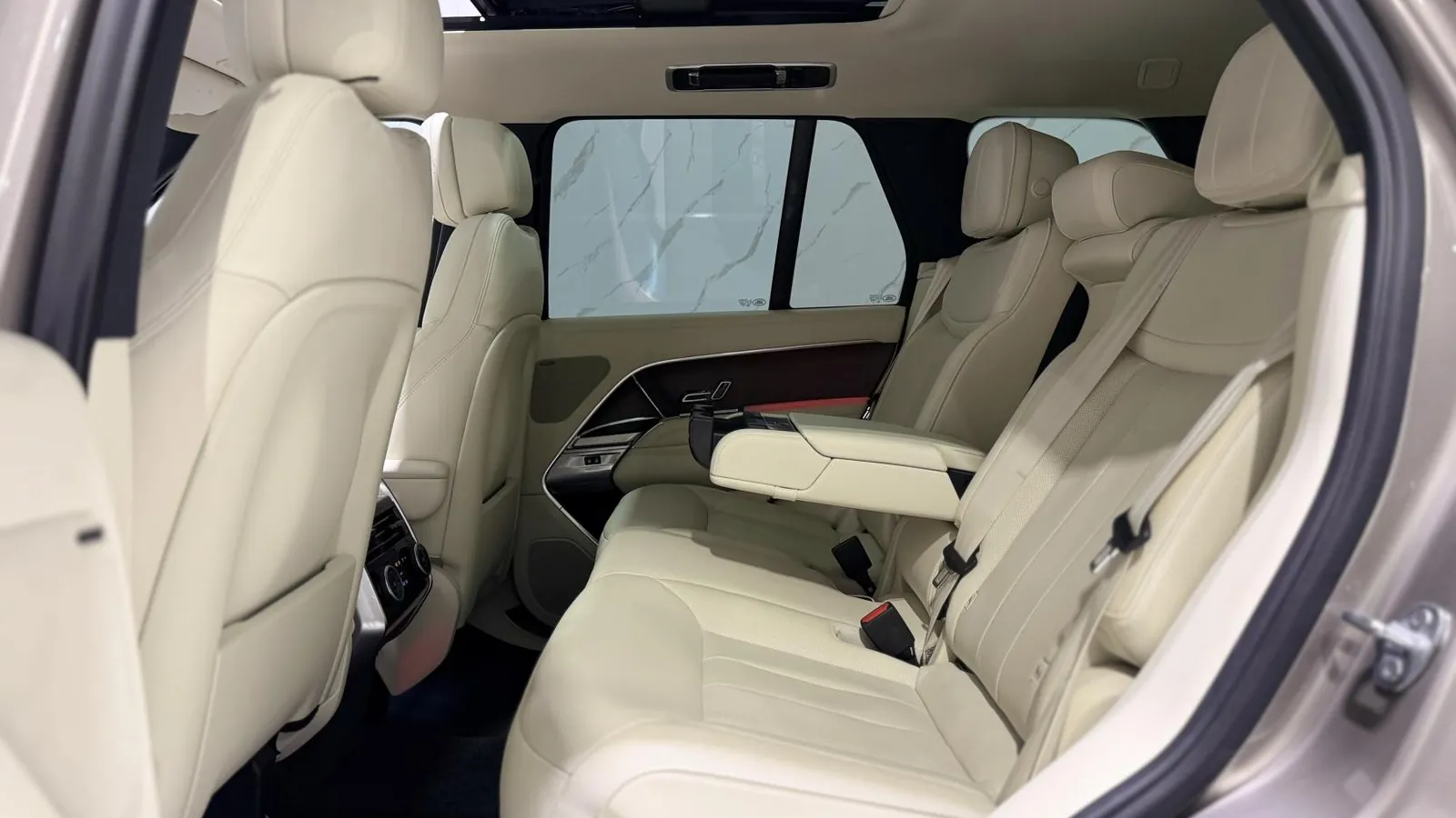 2023 Land Rover Range Rover — photograph 13 of 52