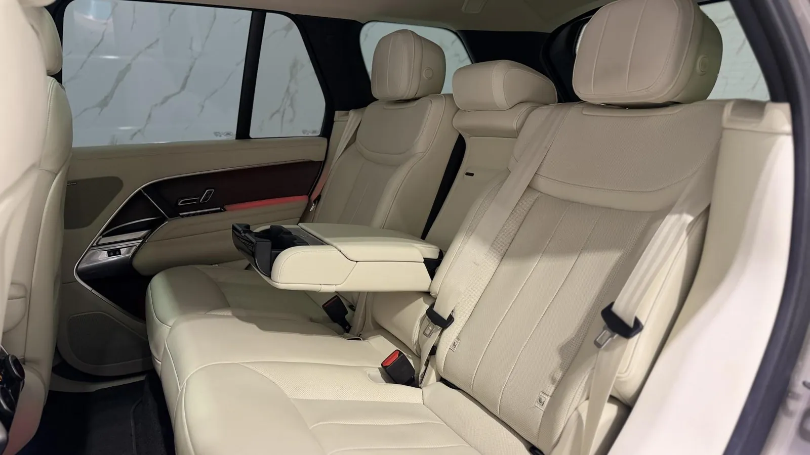 2023 Land Rover Range Rover — photograph 14 of 52