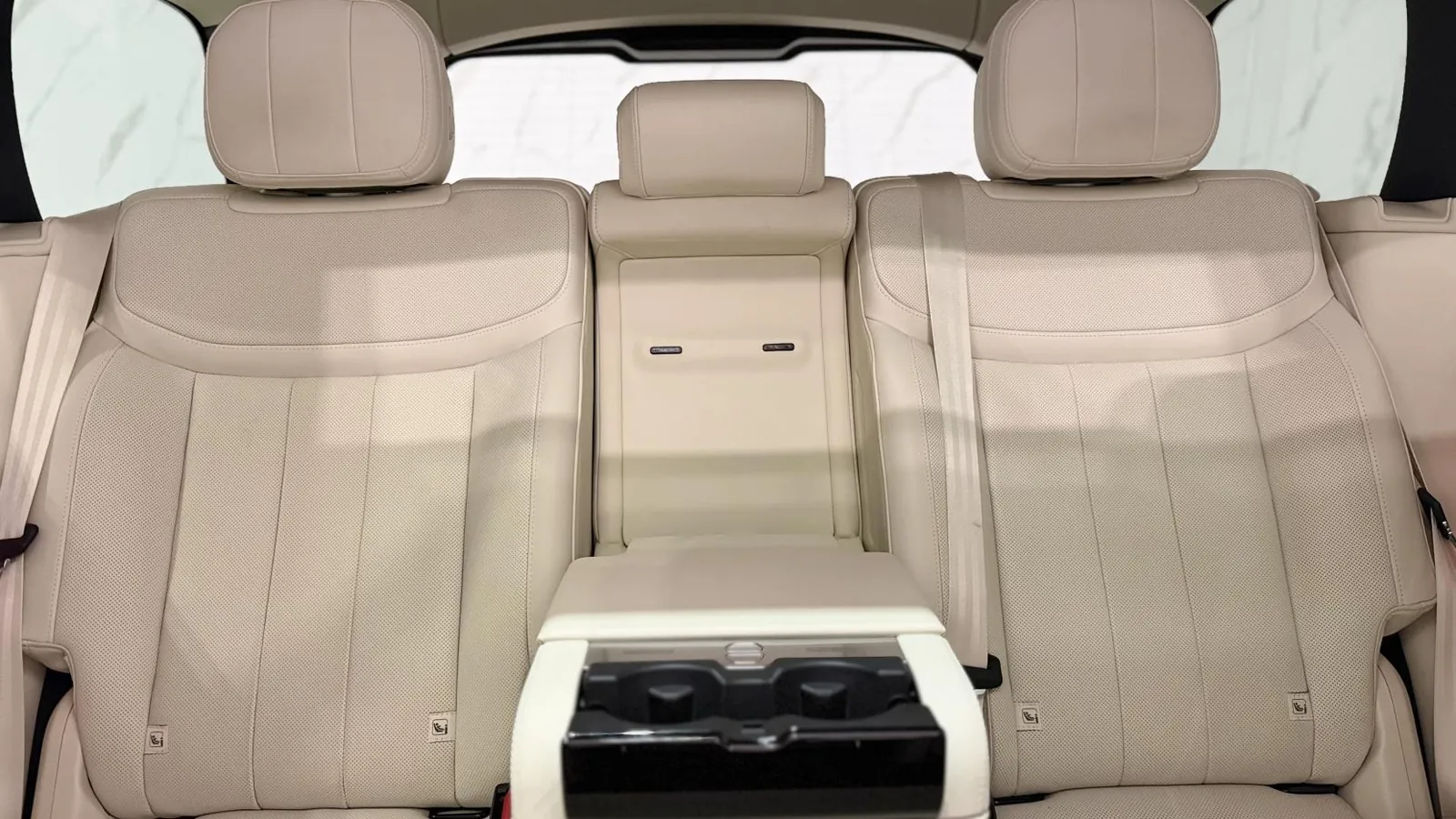 2023 Land Rover Range Rover — photograph 15 of 52