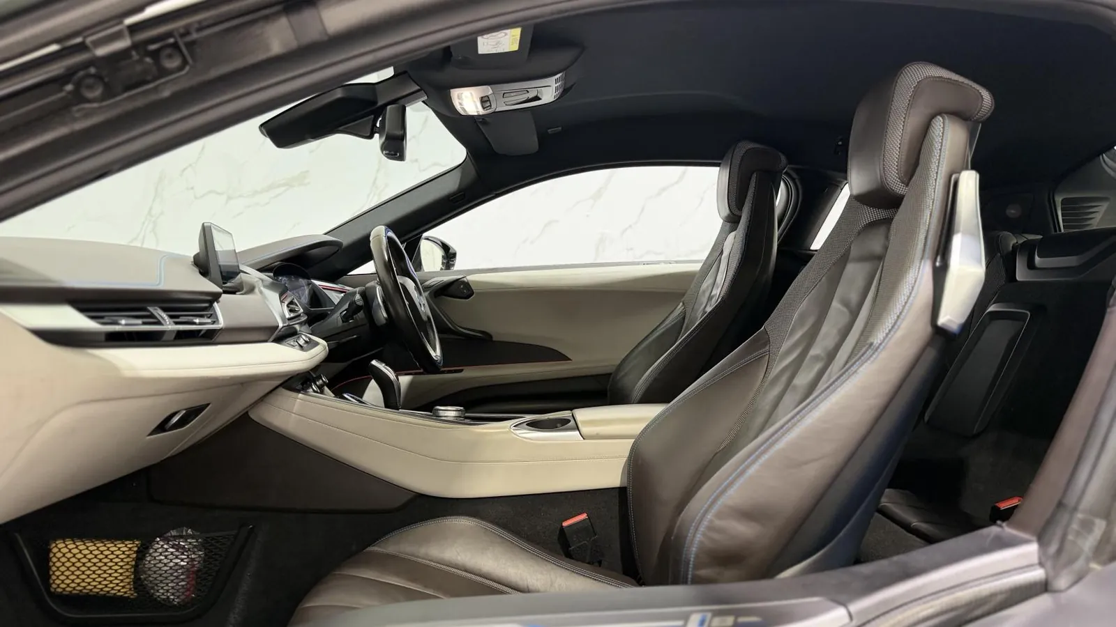 2018 BMW i8 — photograph 13 of 52