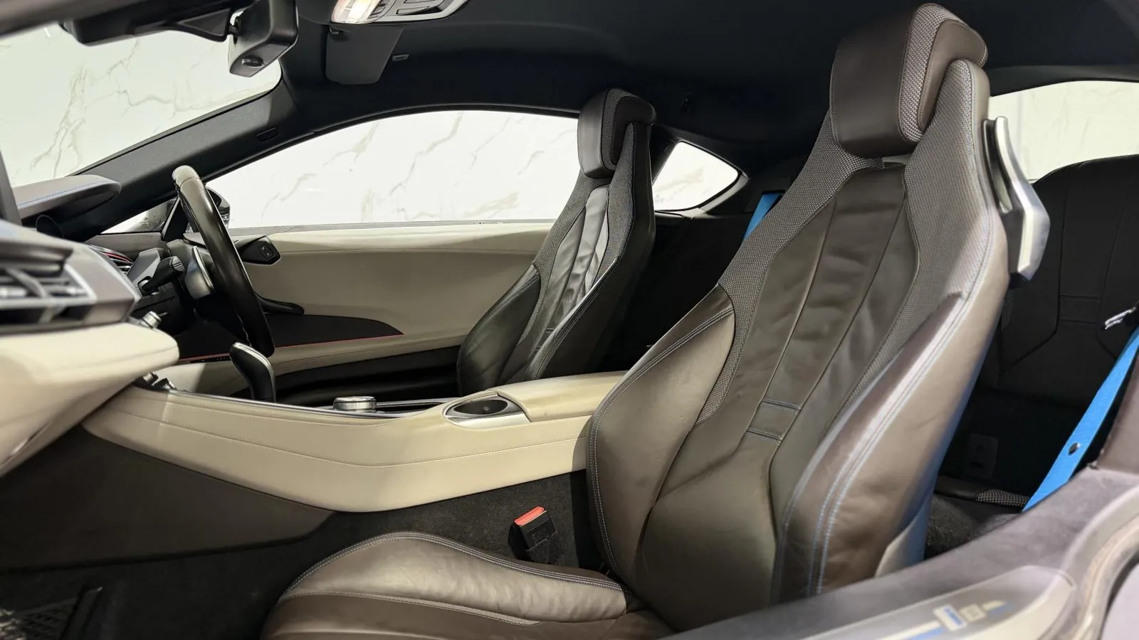 2018 BMW i8 — photograph 14 of 52