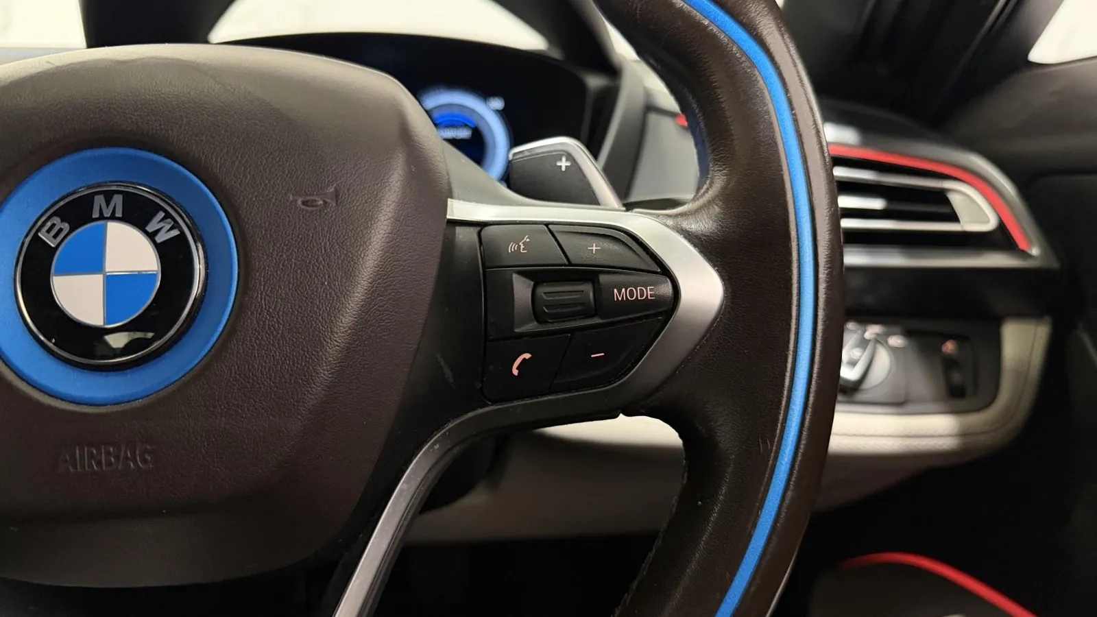 2018 BMW i8 — photograph 19 of 52