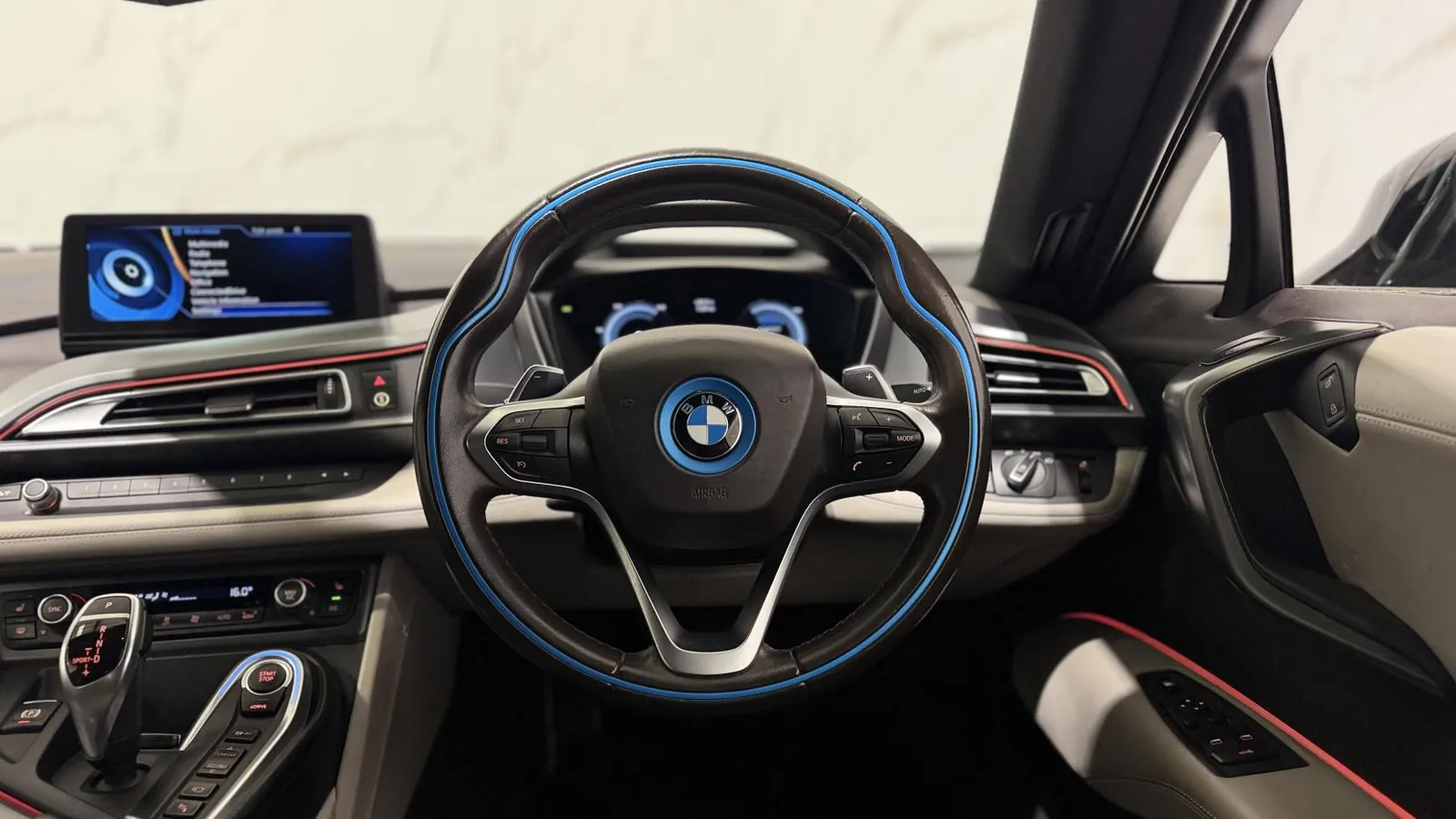 2018 BMW i8 — photograph 20 of 52