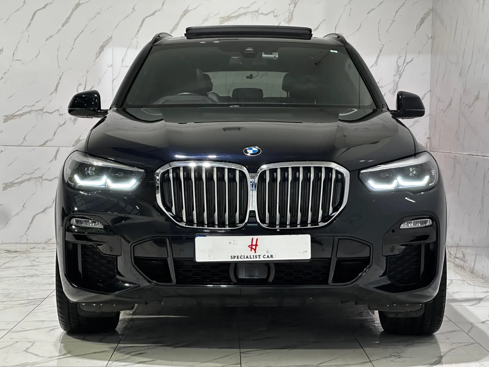 2019 BMW X5 — Head-on view of the grille and headlights