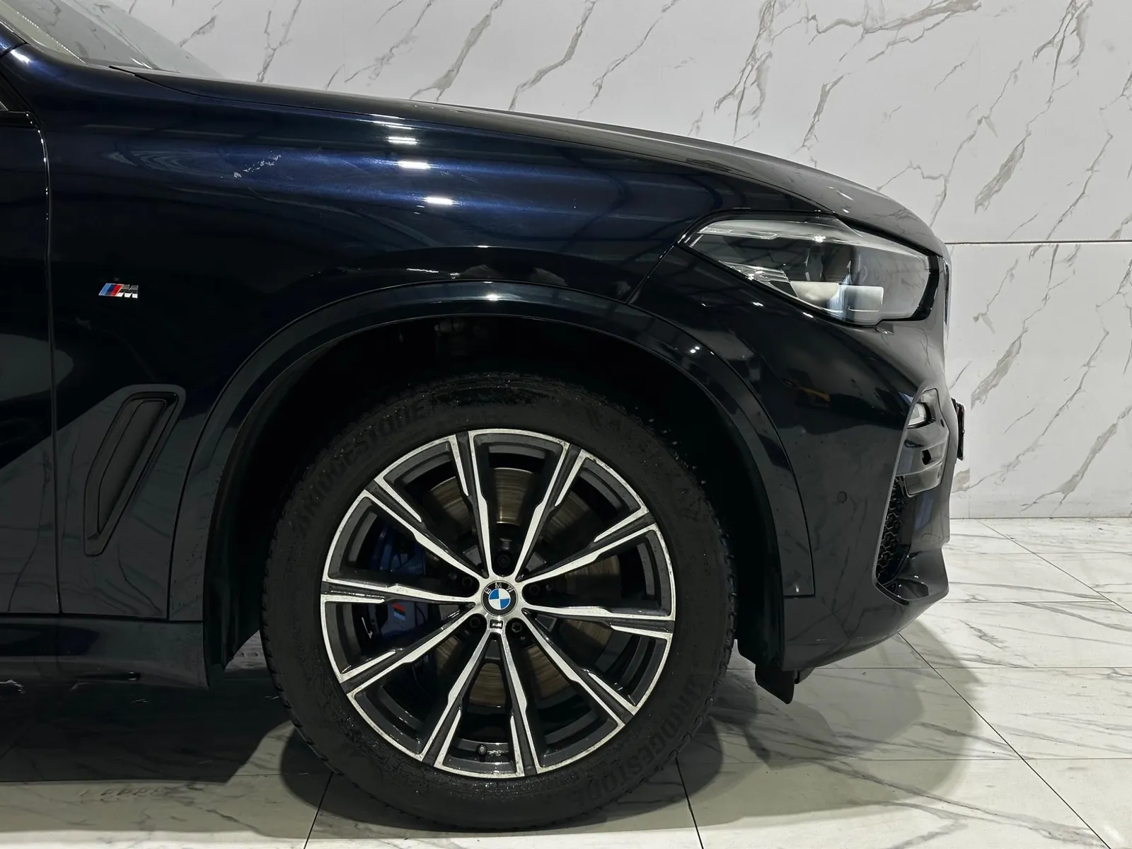 2019 BMW X5 — Close view of the front wheel and alloy