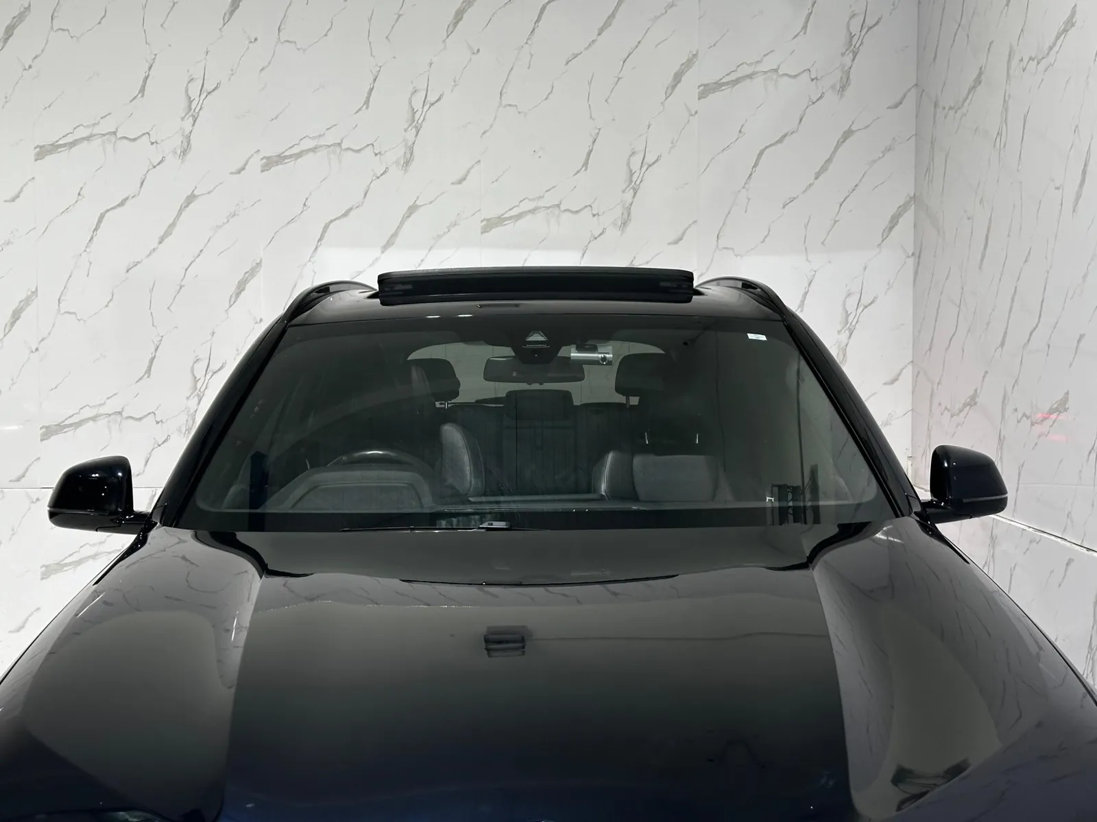 2019 BMW X5 — Windscreen and roof seen from the front
