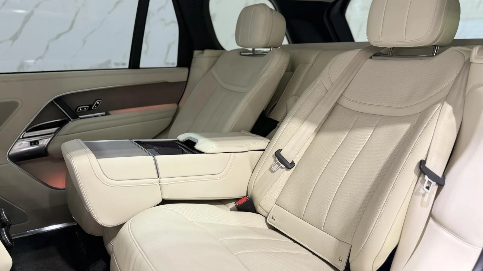 2023 Land Rover Range Rover — photograph 13 of 49