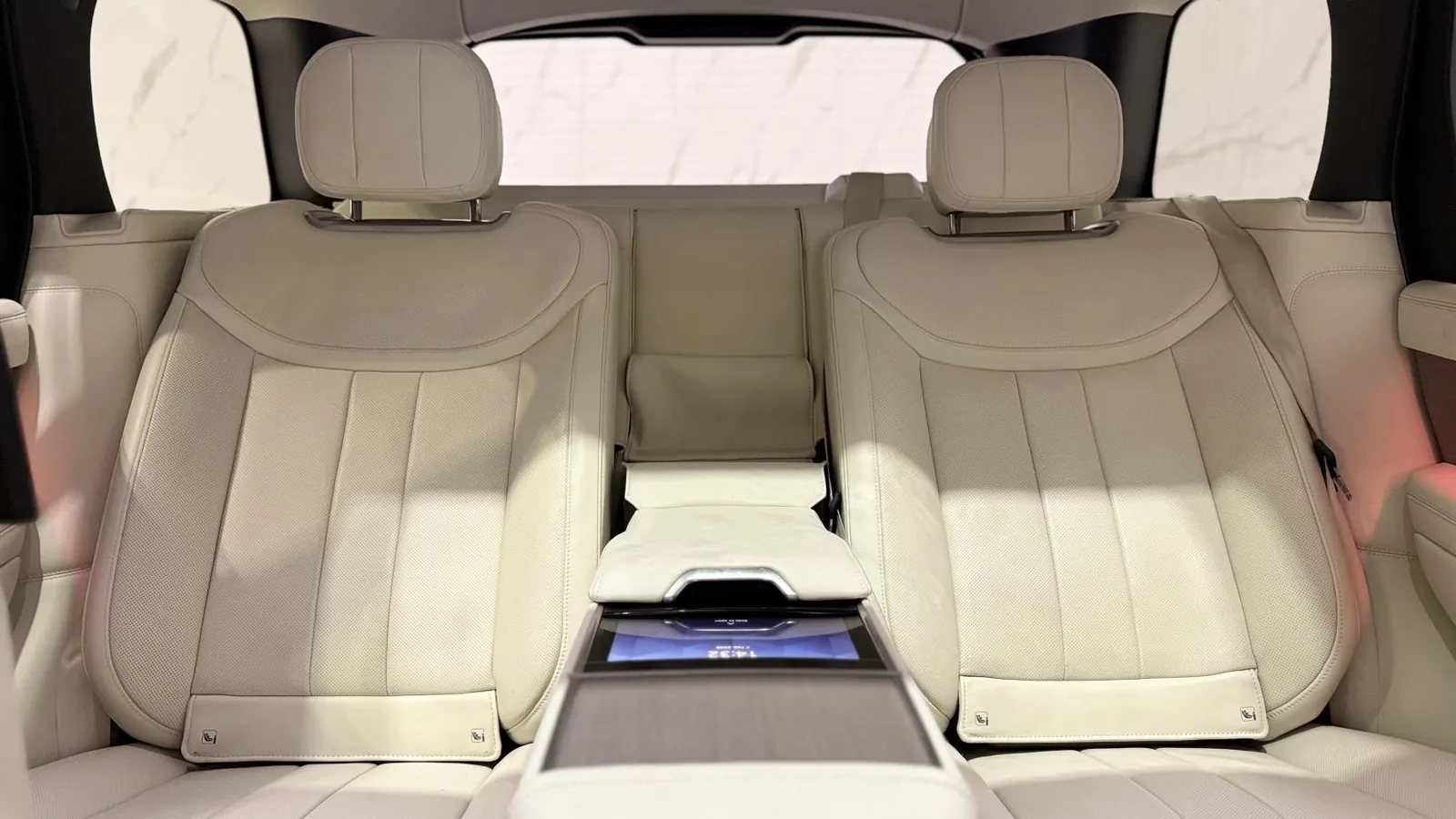 2023 Land Rover Range Rover — photograph 14 of 49