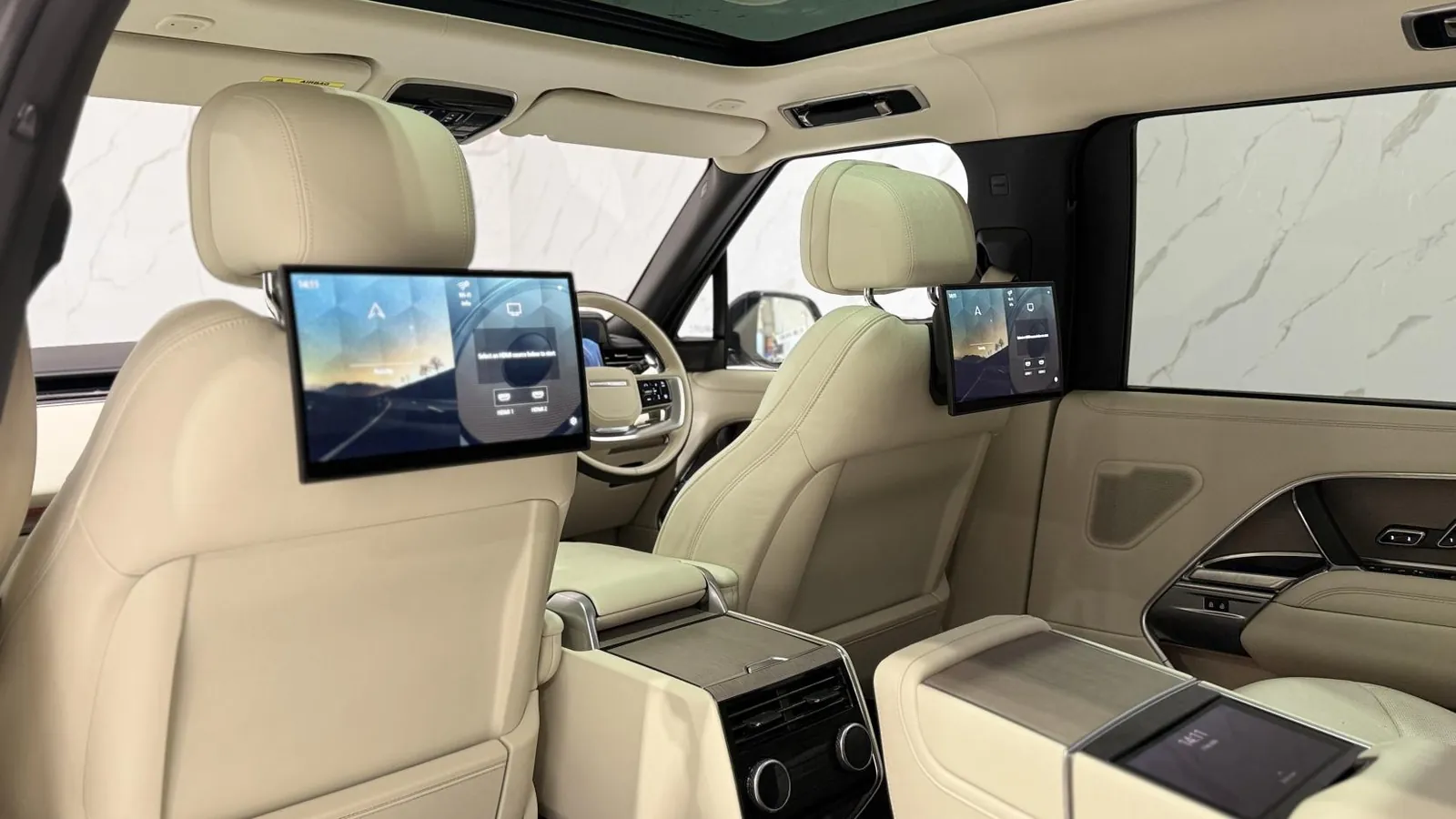 2023 Land Rover Range Rover — photograph 16 of 49