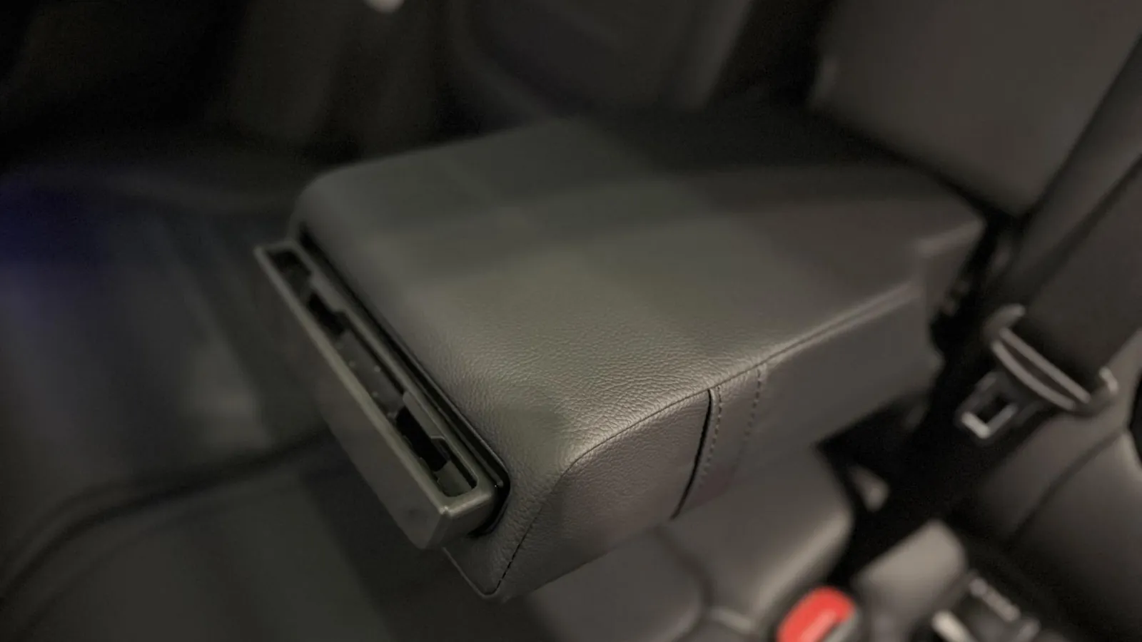 2024 Mercedes-Benz C Class — photograph 16 of 49