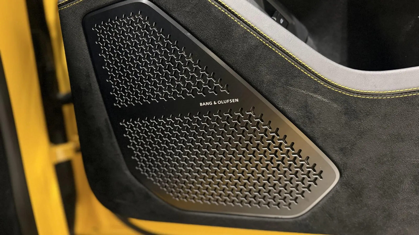2024 Lamborghini Urus — Bonnet vent mesh in close-up