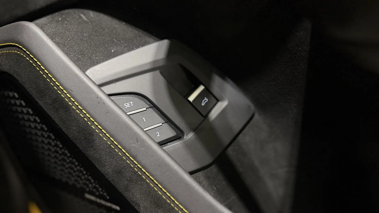 2024 Lamborghini Urus — Carbon fibre door trim