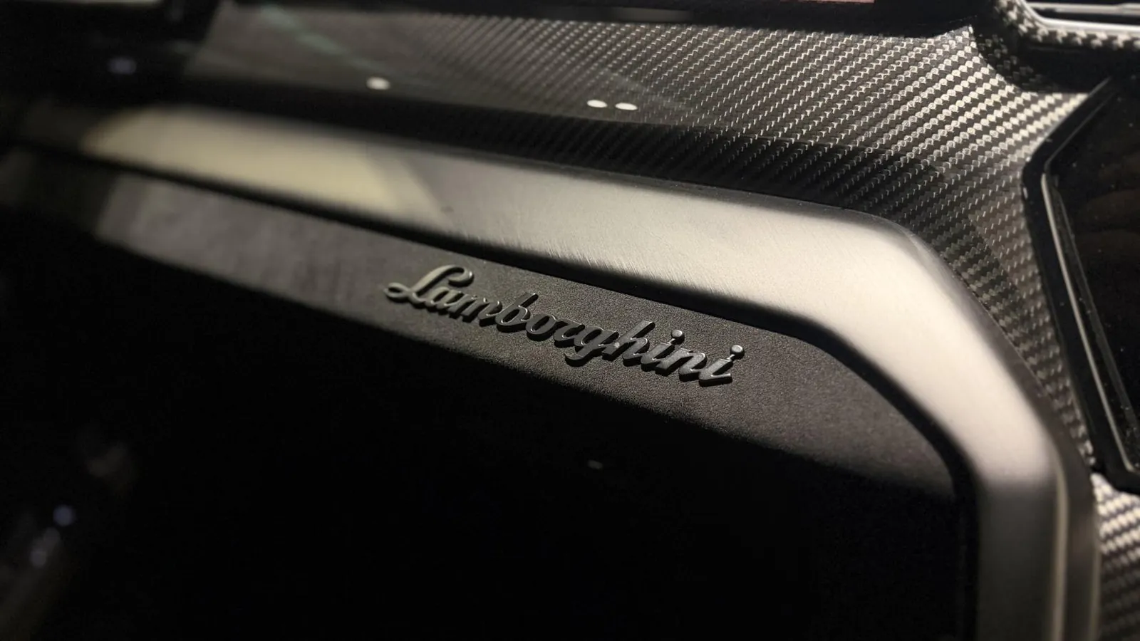 2024 Lamborghini Urus — Lamborghini script on the carbon trim