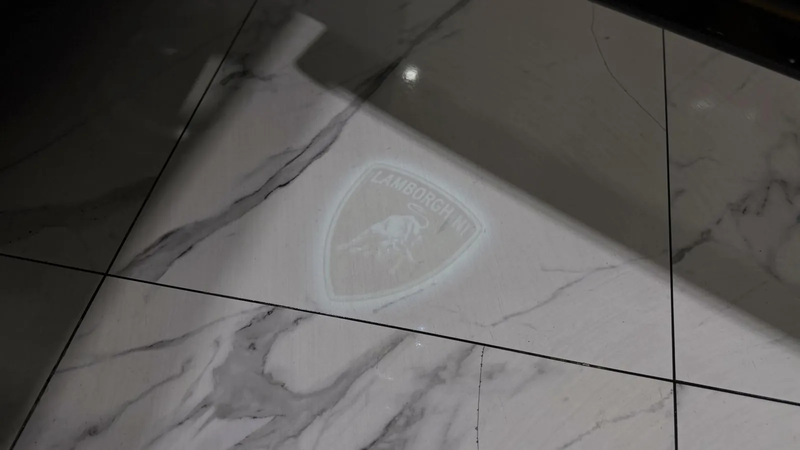 2024 Lamborghini Urus — Lower door and floor detail