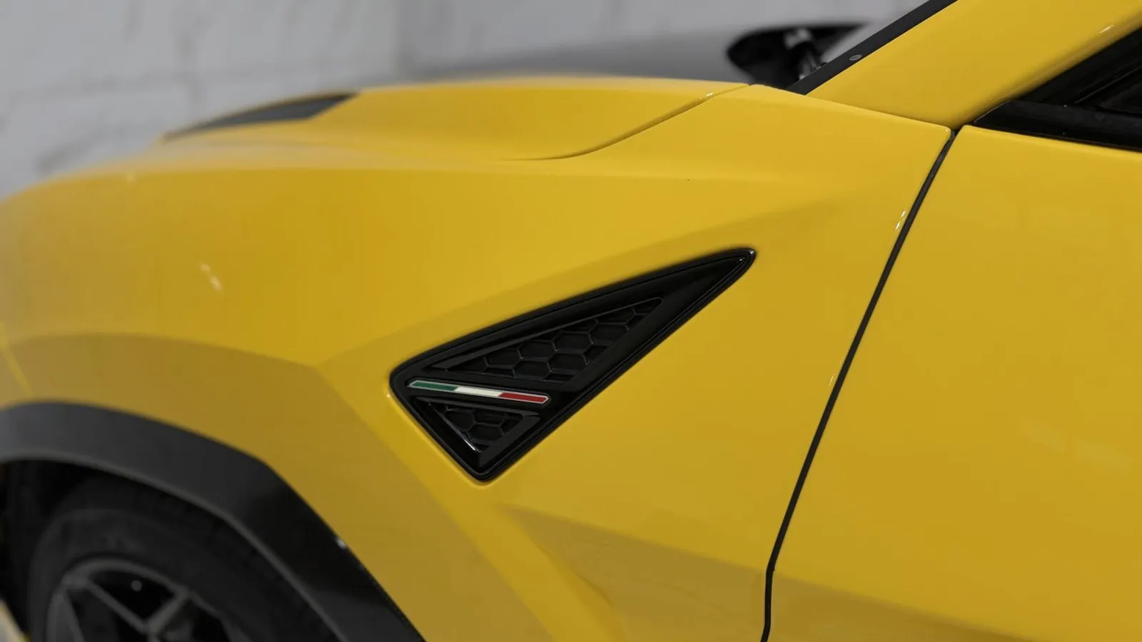 2024 Lamborghini Urus — Front wing and wheel arch