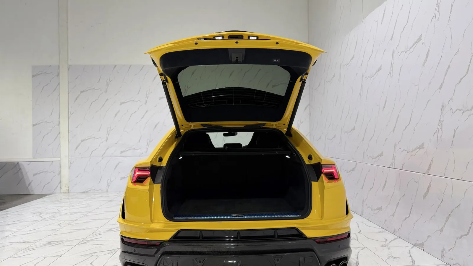 2024 Lamborghini Urus — Rear light cluster and tailgate