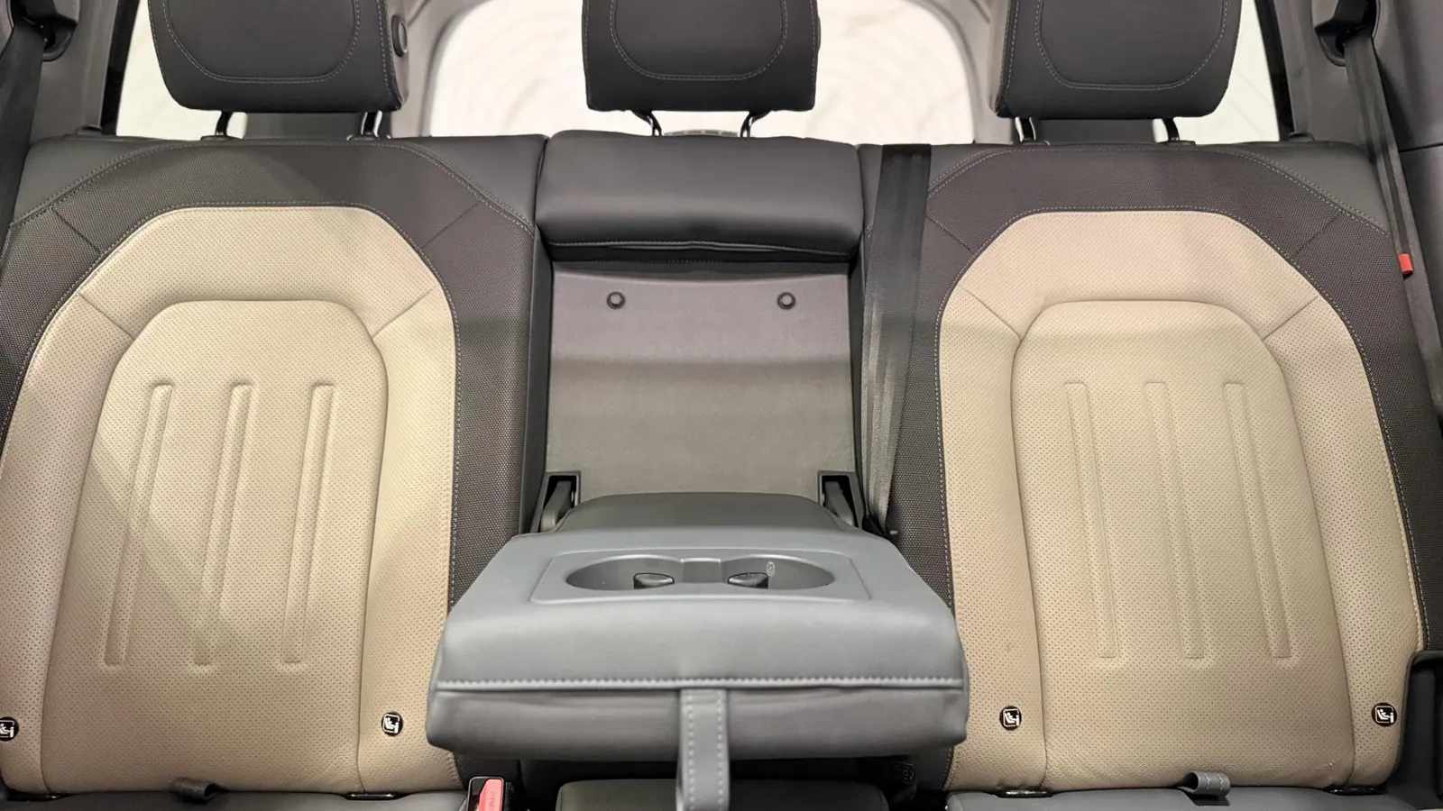2021 Land Rover Defender 110 — photograph 14 of 57