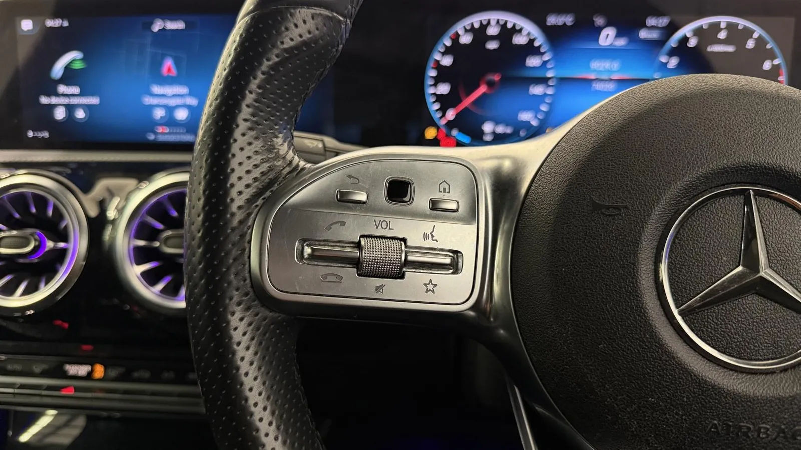 2022 Mercedes-Benz CLA — photograph 13 of 41