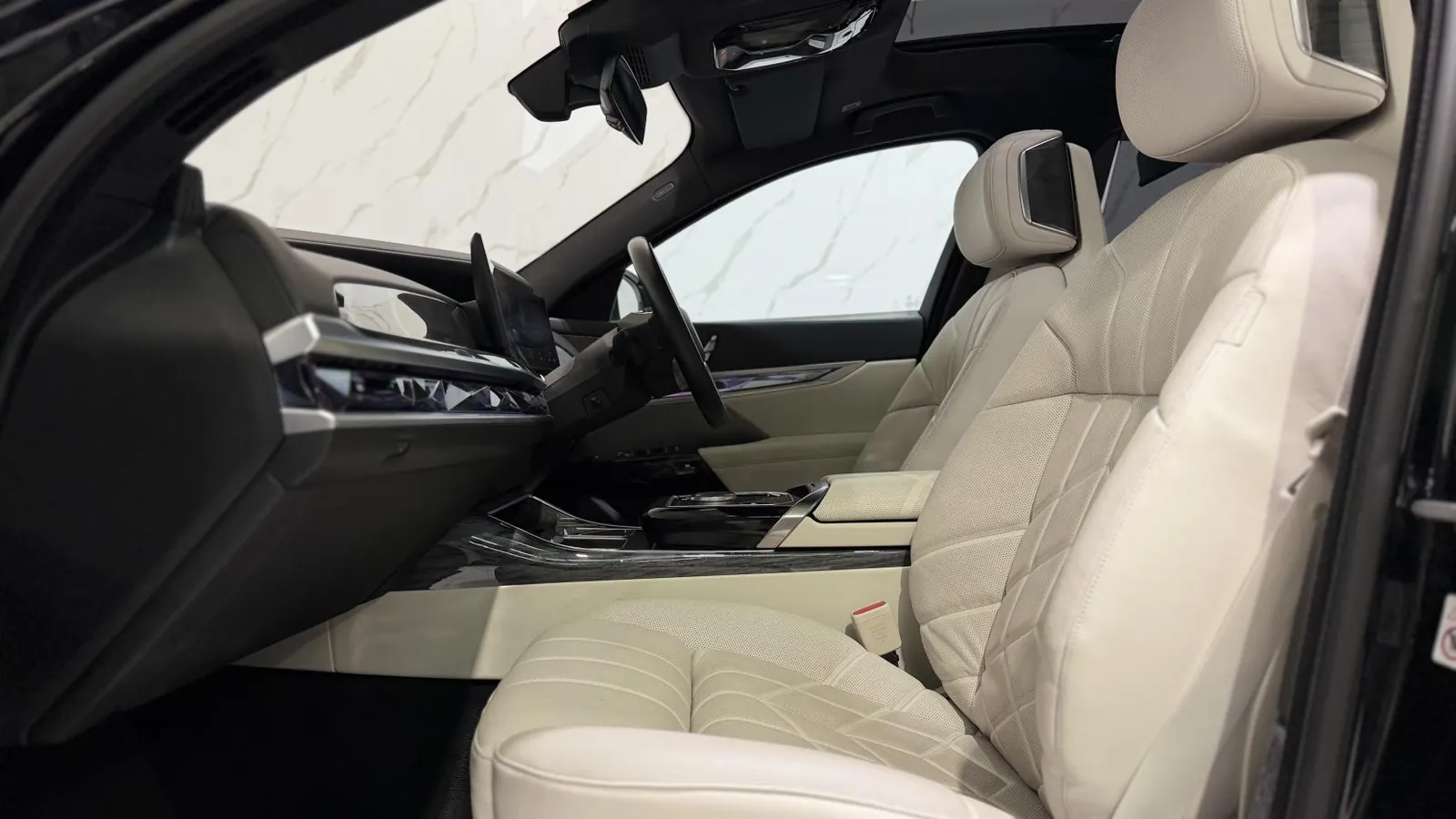 2023 BMW i7 — photograph 13 of 73