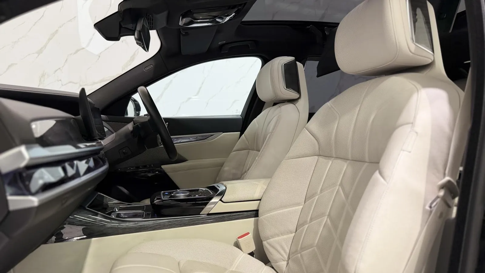2023 BMW i7 — photograph 14 of 73