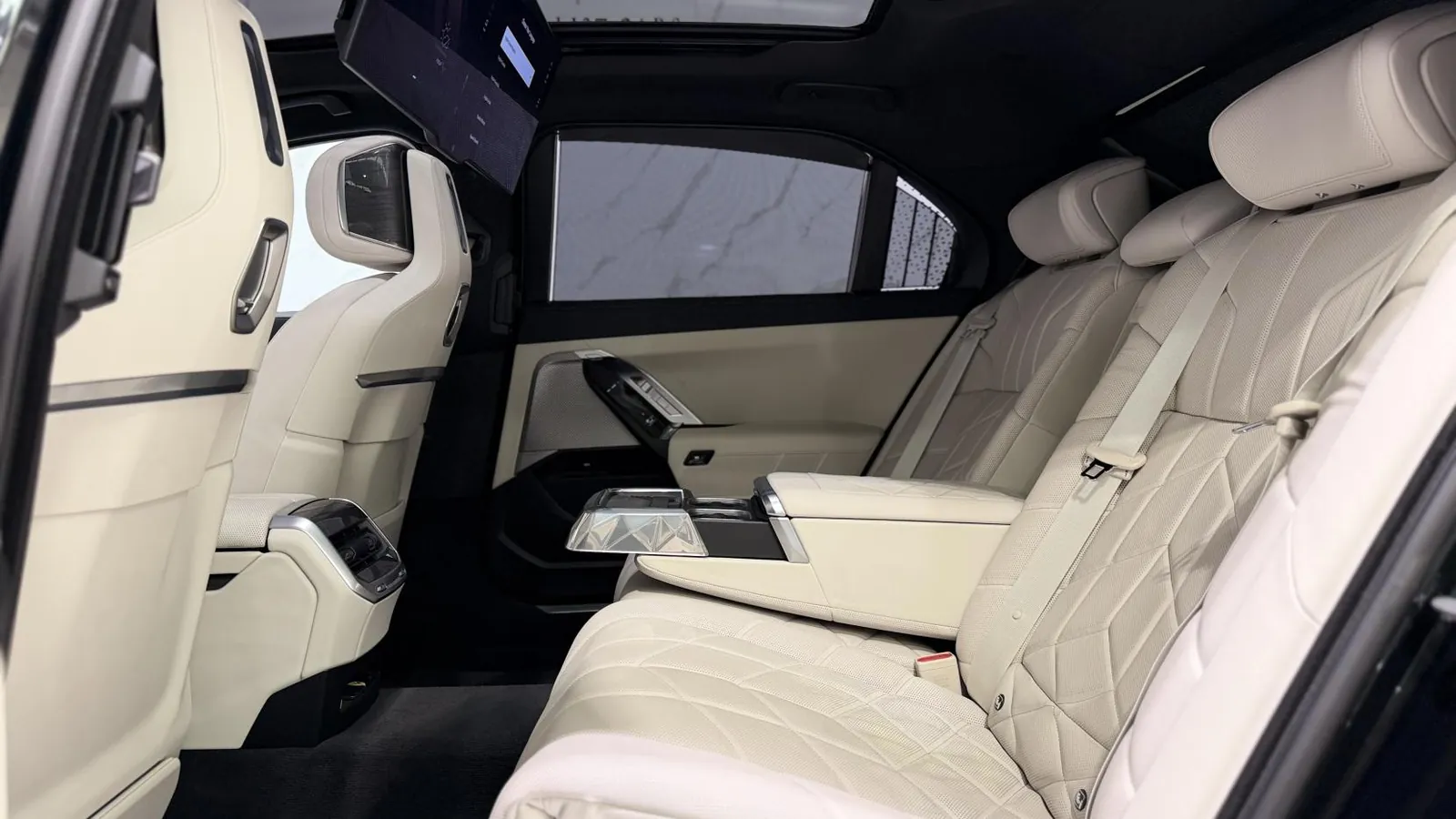 2023 BMW i7 — photograph 15 of 73