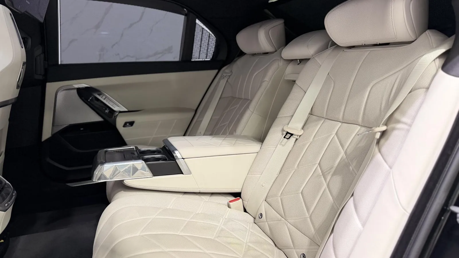 2023 BMW i7 — photograph 16 of 73