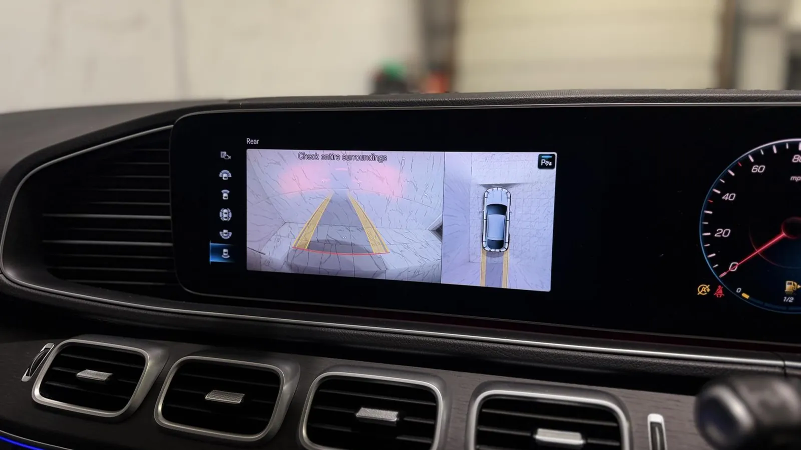2021 Mercedes-Benz GLE — Centre screen showing the parking camera, above the air vents