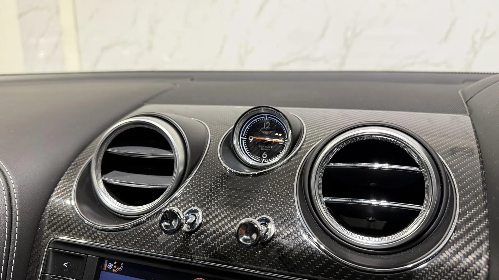 2019 Bentley Bentayga — photograph 14 of 41