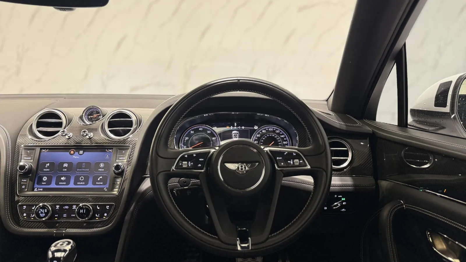 2019 Bentley Bentayga — photograph 16 of 41