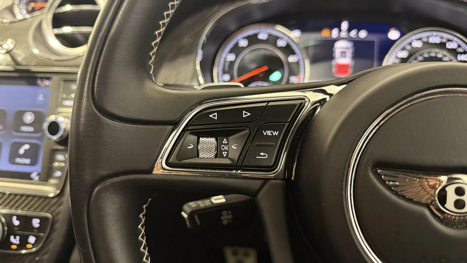 2019 Bentley Bentayga — photograph 18 of 41