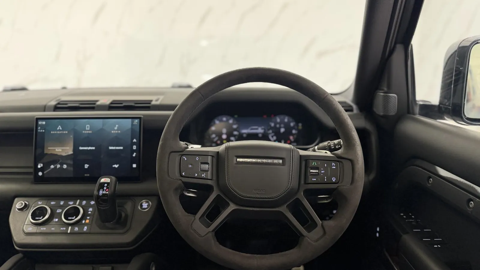 2022 Land Rover Defender 110 — photograph 17 of 53