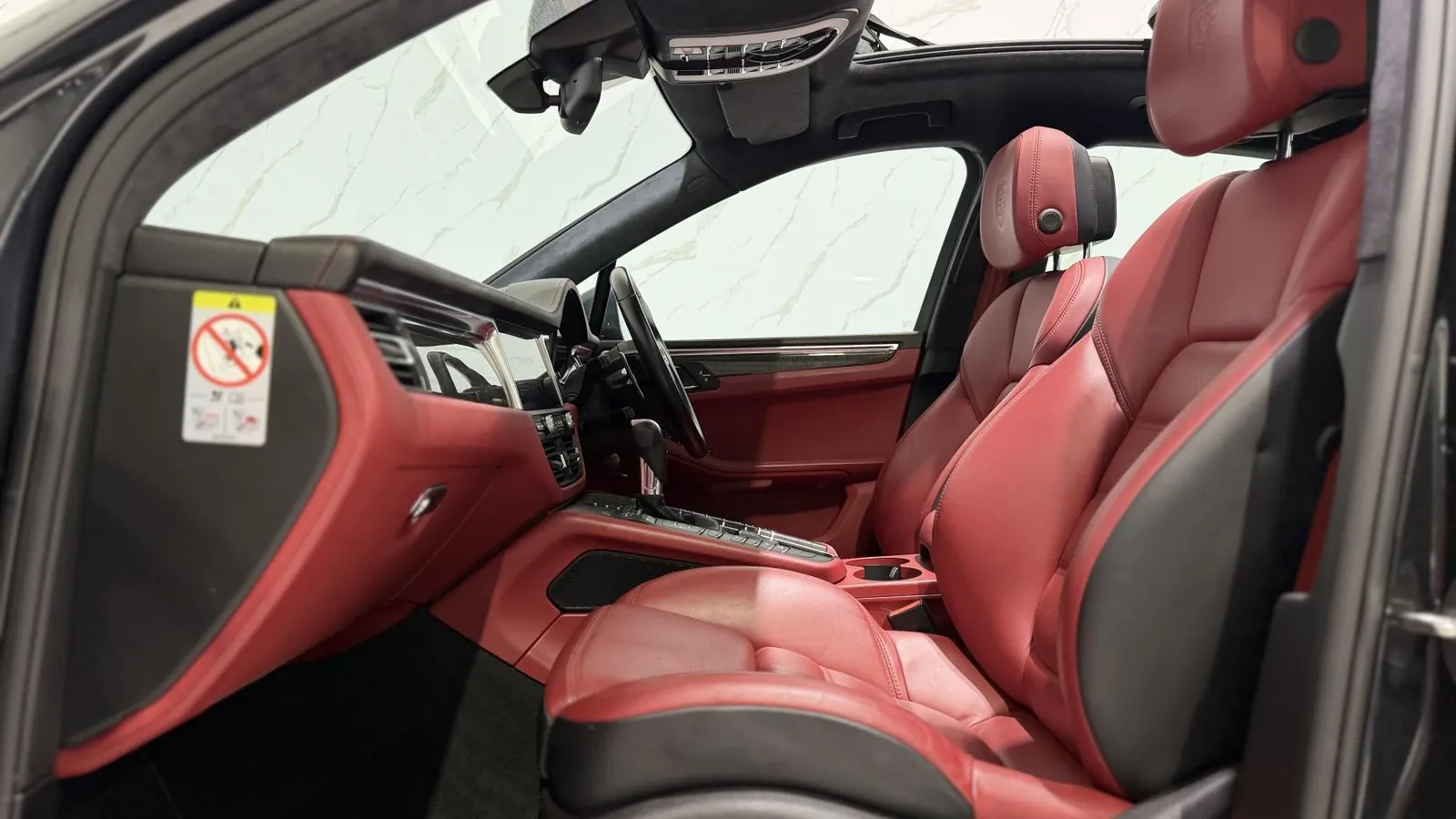 2019 Porsche Macan — photograph 12 of 51