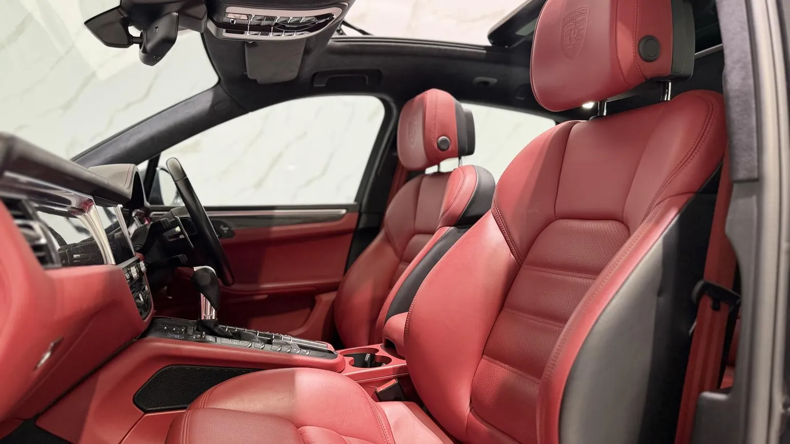 2019 Porsche Macan — photograph 13 of 51