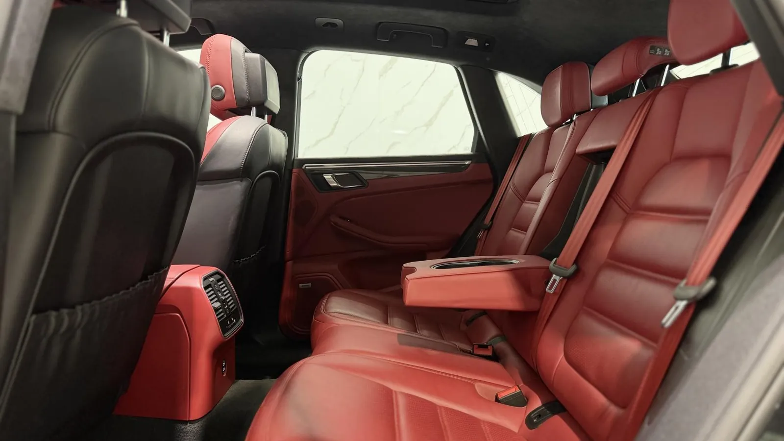 2019 Porsche Macan — photograph 14 of 51