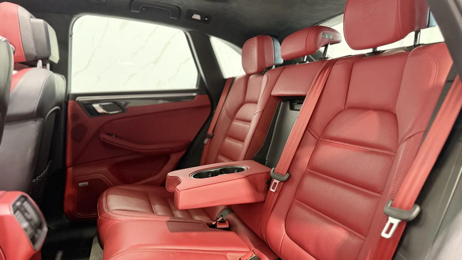 2019 Porsche Macan — photograph 15 of 51