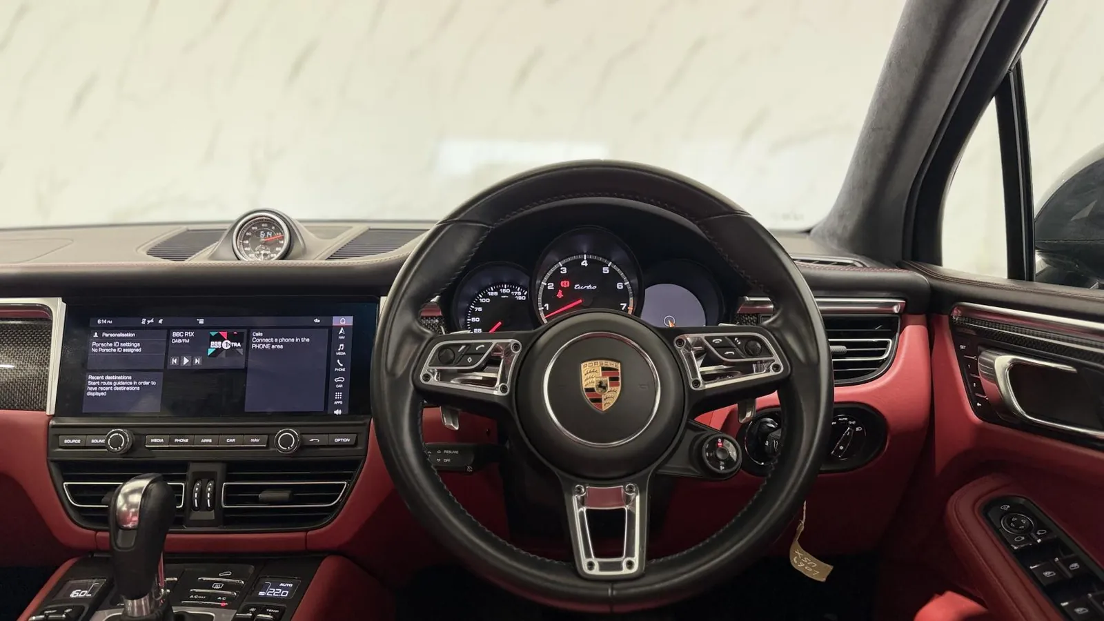 2019 Porsche Macan — photograph 18 of 51